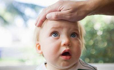 小孩不谨慎撞到人了怎么处理,小孩子撞到头会发烧吗