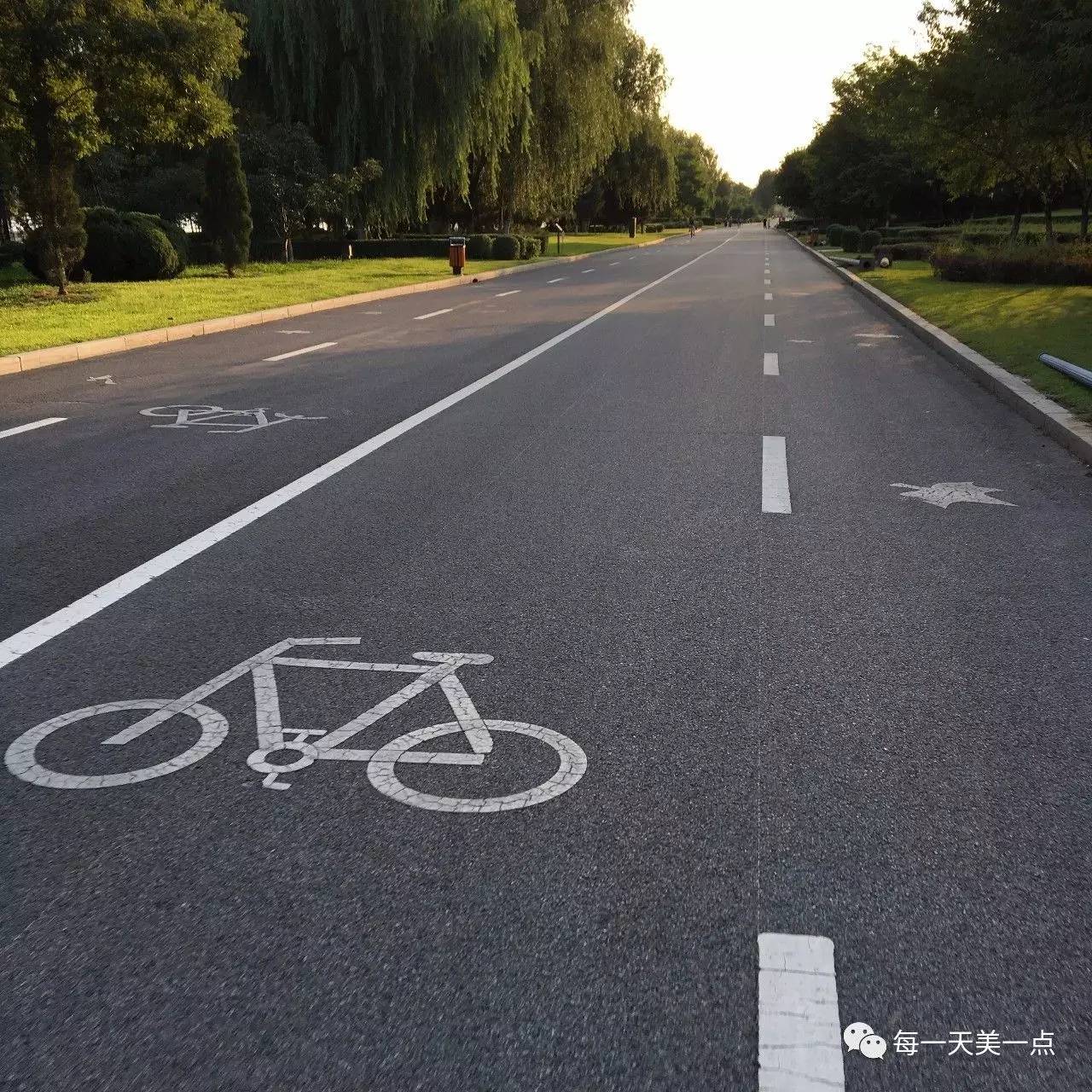 沈阳浑河边骑行夜景,浑河漫步道自行车