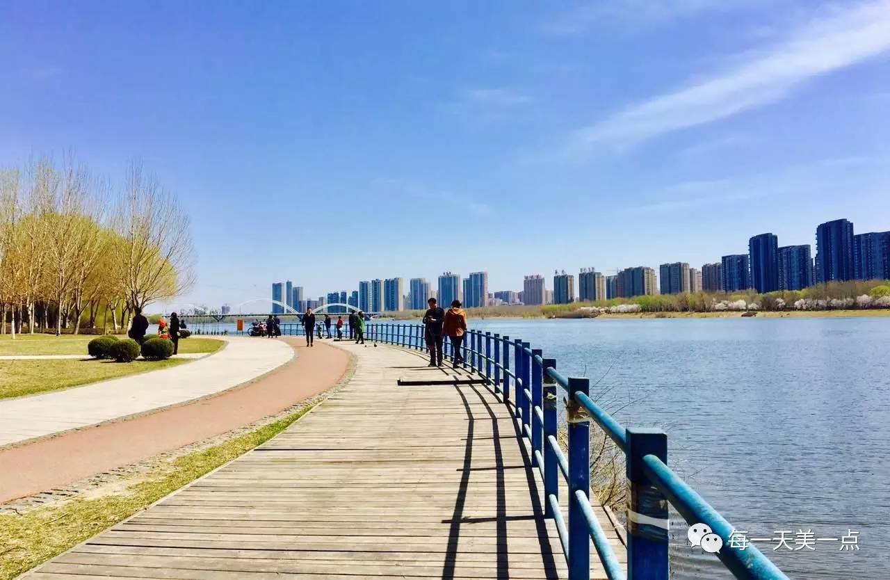 沈阳浑河边骑行夜景,浑河漫步道自行车