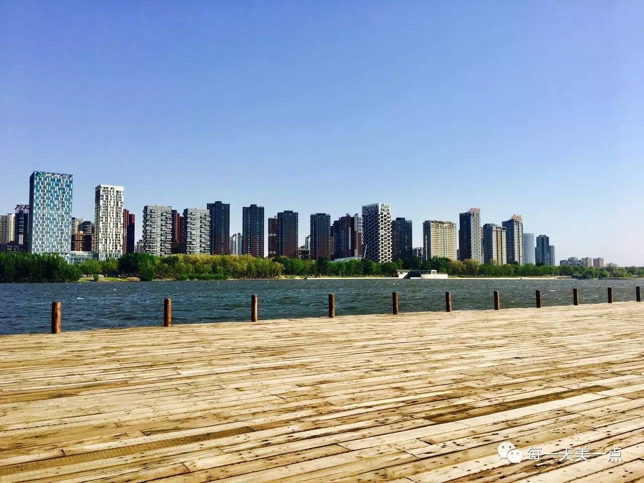 沈阳浑河边骑行夜景,浑河漫步道自行车