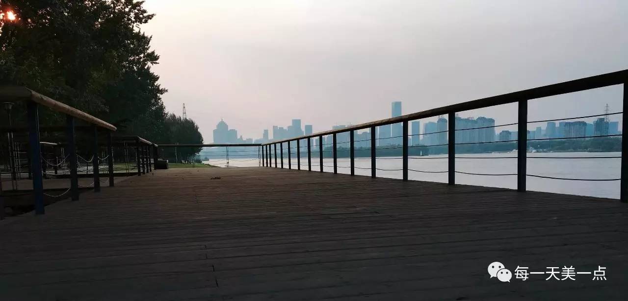 沈阳浑河边骑行夜景,浑河漫步道自行车