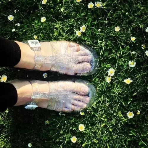 小时候我嫌这双鞋low，全身塑料的它现在要卖好几千块！