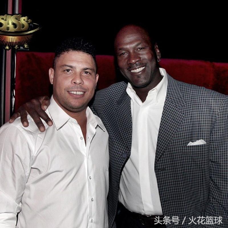 球星跨界珍贵合影，姚明羞涩，科比横跨娱乐拳坛，最后三张好心酸