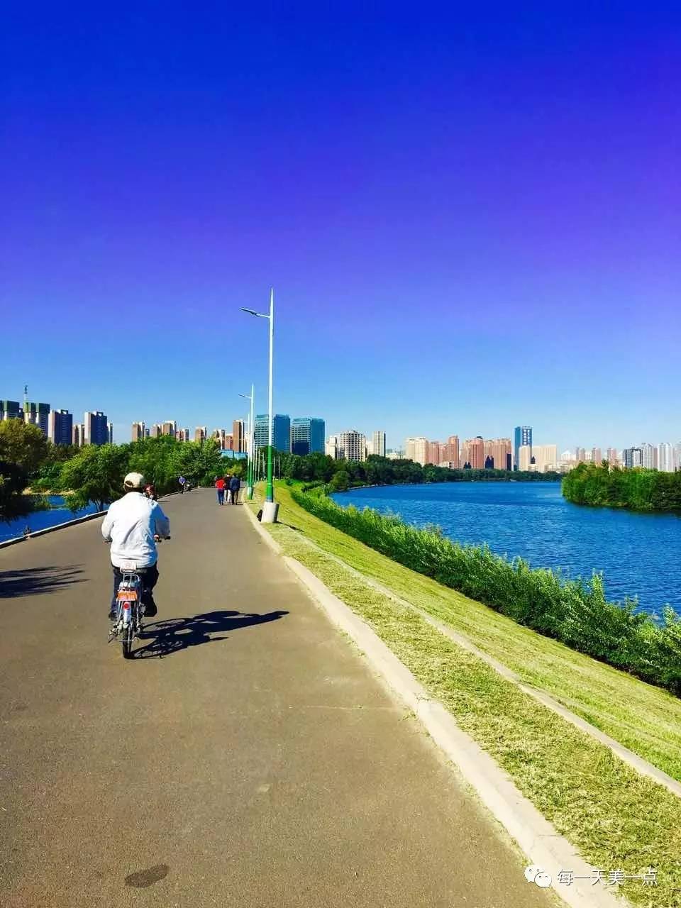沈阳浑河边骑行夜景,浑河漫步道自行车