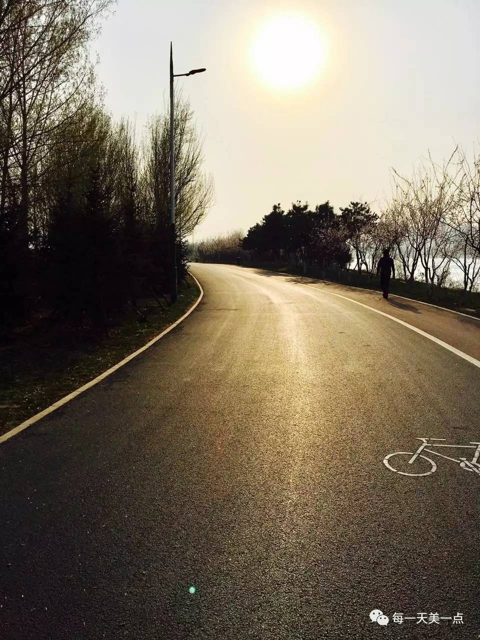 沈阳浑河边骑行夜景,浑河漫步道自行车