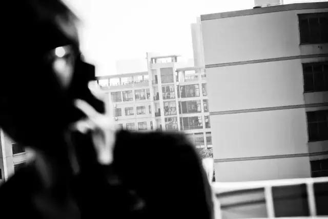 22岁女大学生街头擦皮鞋、每月生活费不过百元，只为做这件事