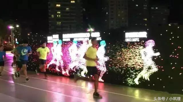 nike和led跑道,nike又一款破碎感的鞋