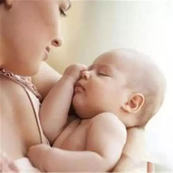 新生宝宝不爱睡觉怎么办？奶爸教你三招实战哄睡技能！