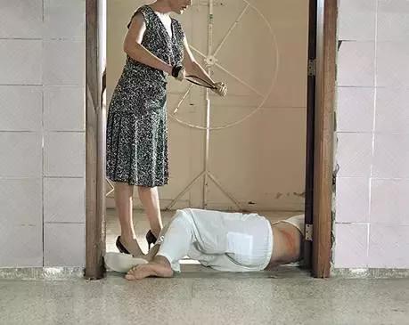 80后女同摄影师深入“诊所”，再现野蛮残暴的性倾向治疗