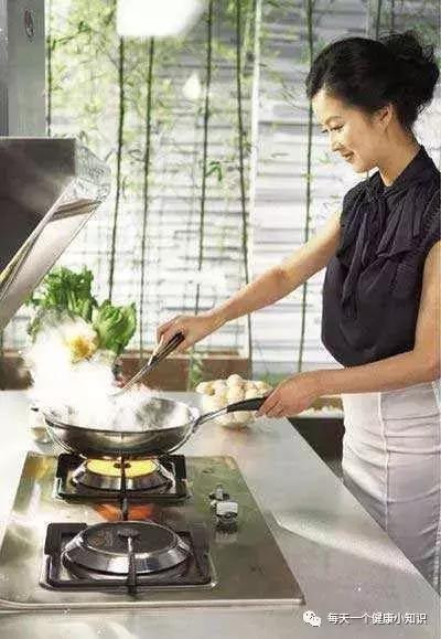 炒菜时窗户要不要打开,厨房做饭时一定要开窗开门吗