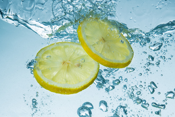 夏天清凉解暑的柠檬水怎么做,夏日清凉又解渴的柠檬水无红糖