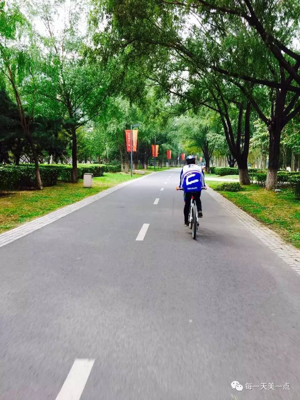 沈阳浑河边骑行夜景,浑河漫步道自行车