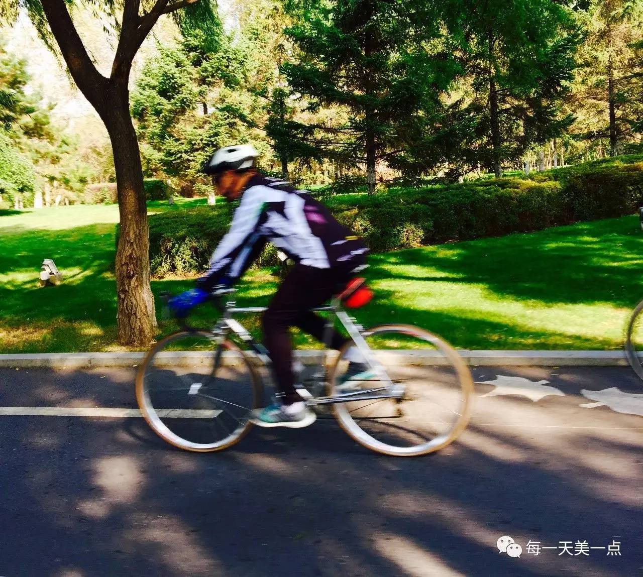 沈阳浑河边骑行夜景,浑河漫步道自行车