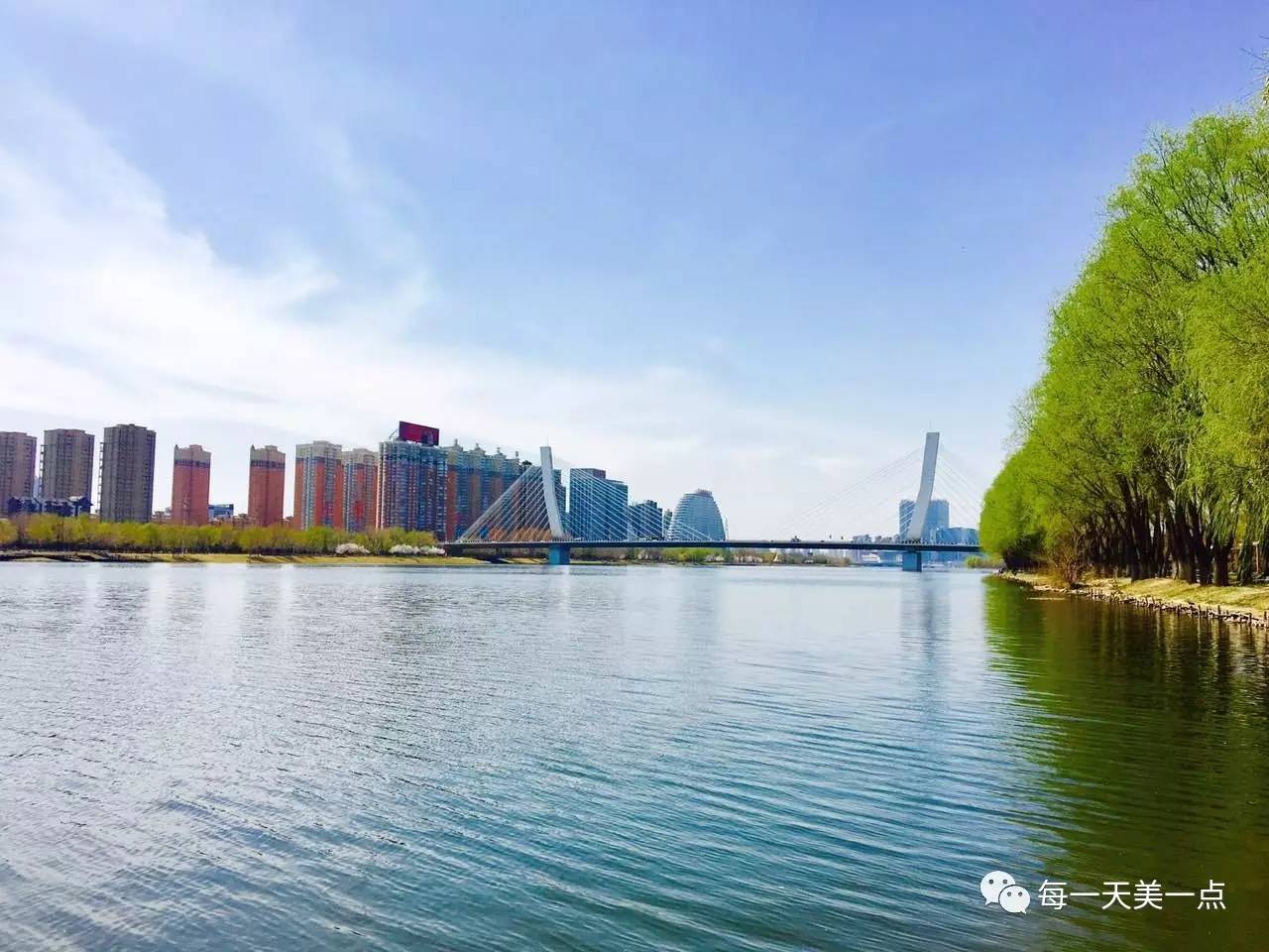 沈阳浑河边骑行夜景,浑河漫步道自行车