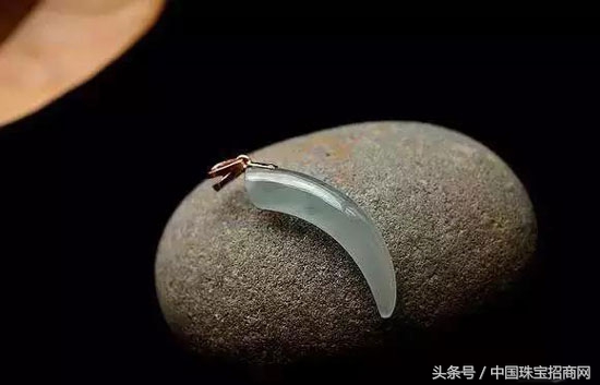 翡翠手镯摔碎是什么征兆,叫价三千万的翡翠手镯被摔碎了