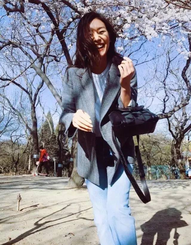 西装+T恤=时髦帅气又有女人味