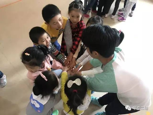 「创全进行时」华亭二幼的足球宝贝“嗨”起来~