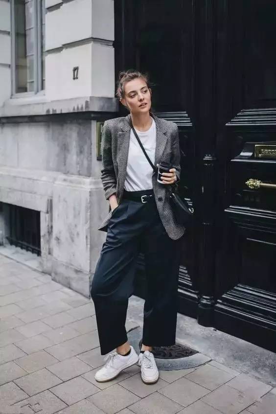西装+T恤=时髦帅气又有女人味