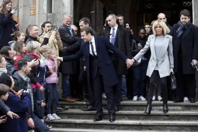 39岁总统帅小伙儿和64岁第一夫人来了！这一种“人生赢家”的人生……