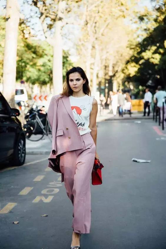 西装+T恤=时髦帅气又有女人味