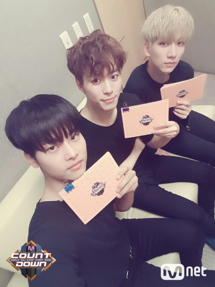 「VIXX」「新闻」170518VIXX《桃源境》回归初舞台带来两首联唱！扇子舞惊艳四座！