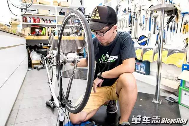 单车轮圈偏摆怎么调,单车轮子偏摆