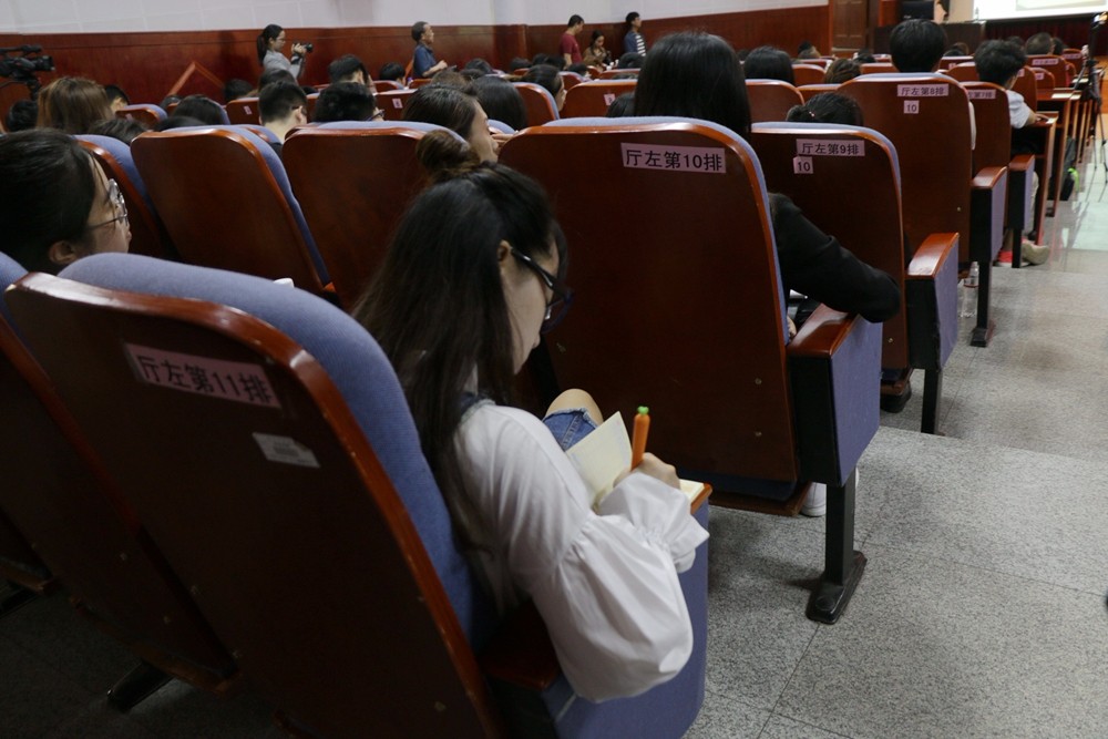 二酉讲坛｜建设书香校园，跃文开坛布道