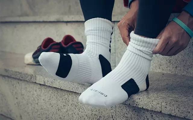 板鞋打球磨脚怎么办,打球磨脚是鞋问题还是袜子