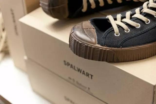 为了你脚上的帆布鞋，几家大牌每年要打50亿美元的战争