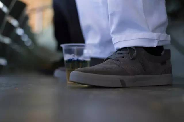 为了你脚上的帆布鞋，几家大牌每年要打50亿美元的战争