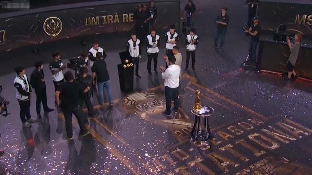 罗纳尔多给faker颁奖的视频,罗纳尔多单骑闯关