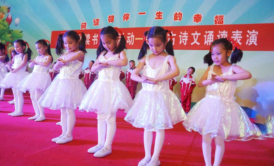 「多彩白云」区红十字会开展“世界红十字日”活动｜矿二小举行经典古诗文诵读表演｜包十八中学与包钢一中举办高三备考沟通活动