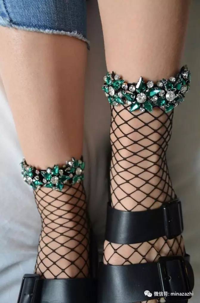 时尚｜渔网袜的究极版！进来看看「花朵渔网袜」你能接受吗？原来辣眼的时尚也能这么仙！