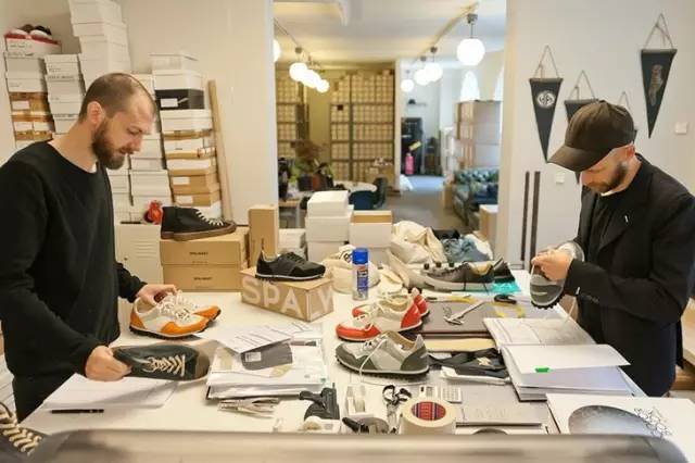 为了你脚上的帆布鞋，几家大牌每年要打50亿美元的战争