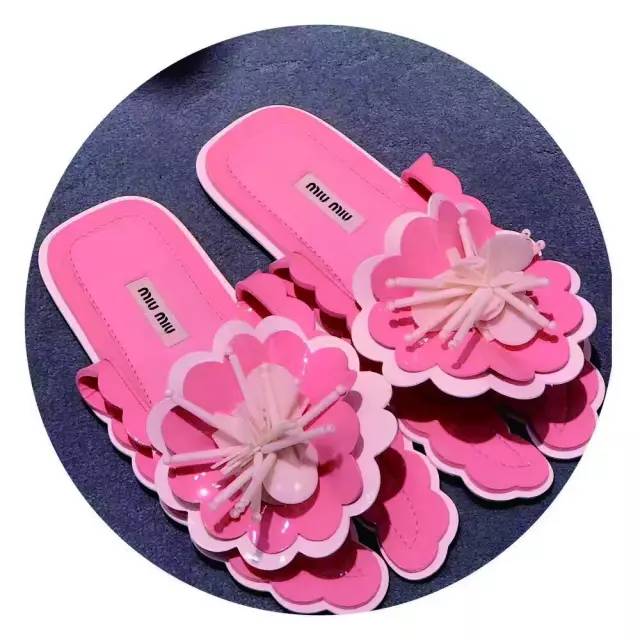 蕾哈娜新鞋,蕾哈娜的水晶鞋