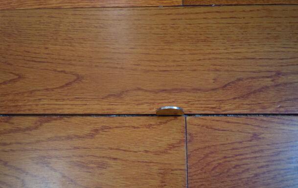 地板缩缝怎么办才能恢复正常,地板出现缝隙了教你一招即可修复