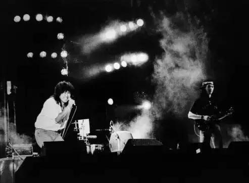 与窦唯相爱相杀十年的她，用记录了中国那个不朽的摇滚时代