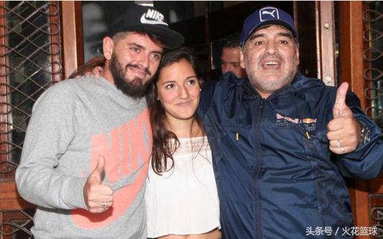 马拉多纳真实生活照,57岁马拉多纳与小女友