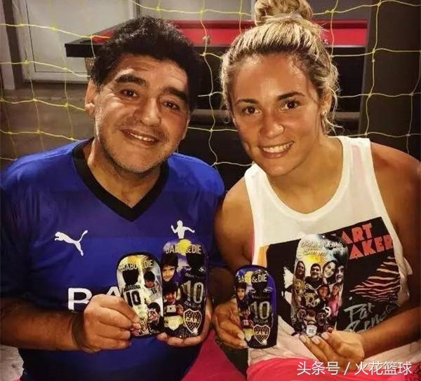 马拉多纳真实生活照,57岁马拉多纳与小女友
