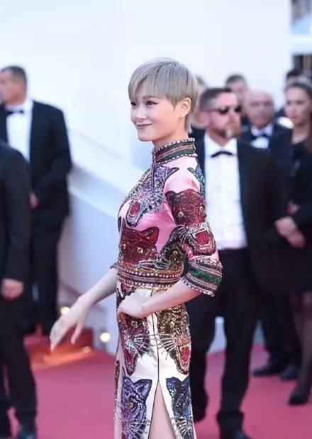 李宇春奇葩礼服,戛纳红毯李宇春5分钟造型