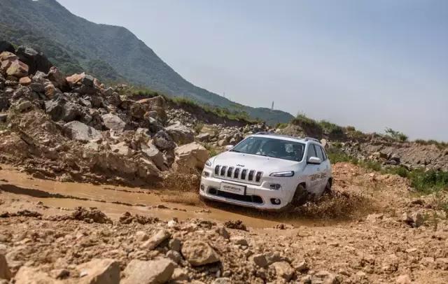 jeep自由光试驾第一视角,性价比凸显试驾国产jeep自由光