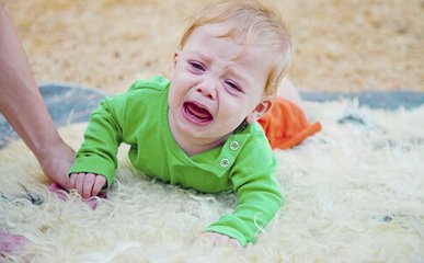 怎么解决宝宝哭闹要抱,当宝宝哭闹时怎样安慰宝宝