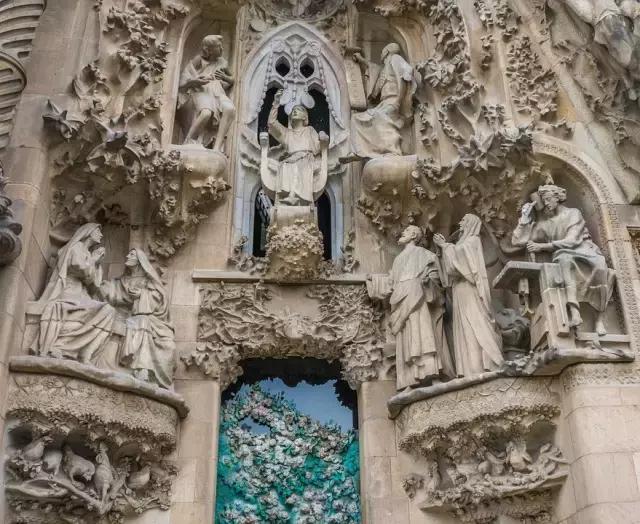 西班牙高迪个人介绍,疯狂的高迪成就了巴塞罗那的传奇