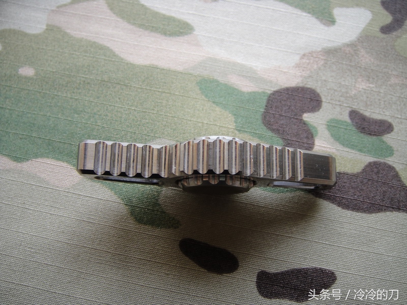 炫彩钛合金指尖陀螺,精致小巧炫酷指尖陀螺