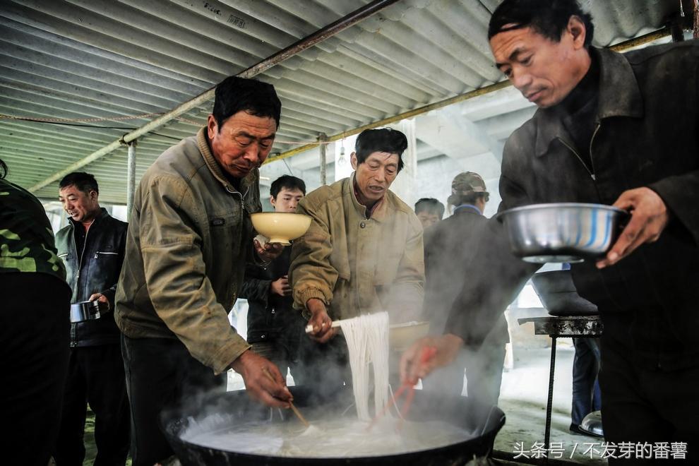 实拍农民工吃晚饭视频大全,农民工中午吃饭视频真实
