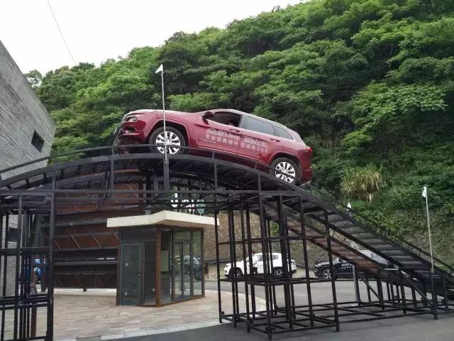 2017jeep自由光内饰功能,2017款jeep自由光可以播放视频