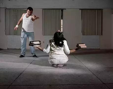 80后女同摄影师深入“诊所”，再现野蛮残暴的性倾向治疗