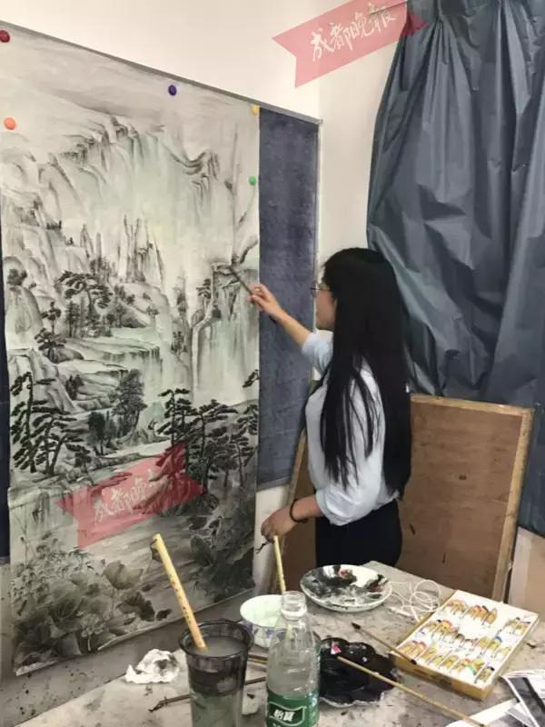 22岁女大学生街头擦皮鞋、每月生活费不过百元，只为做这件事