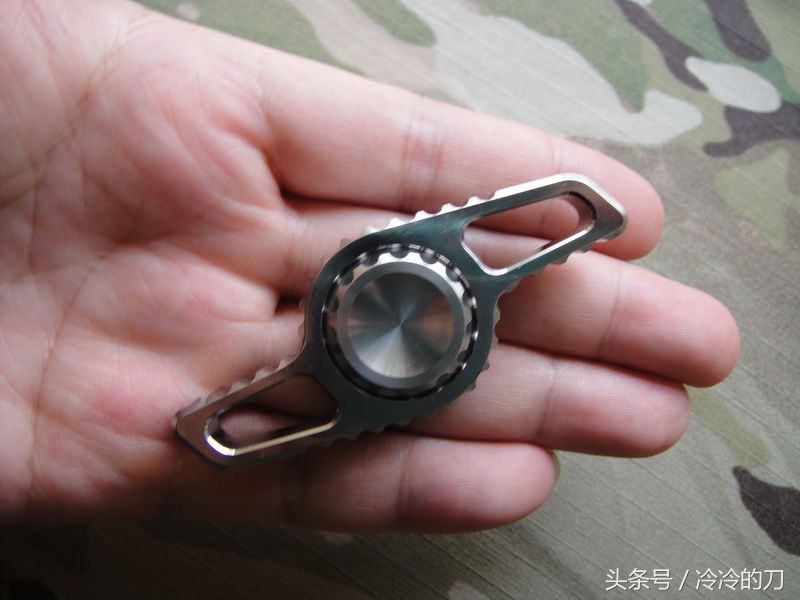 炫彩钛合金指尖陀螺,精致小巧炫酷指尖陀螺