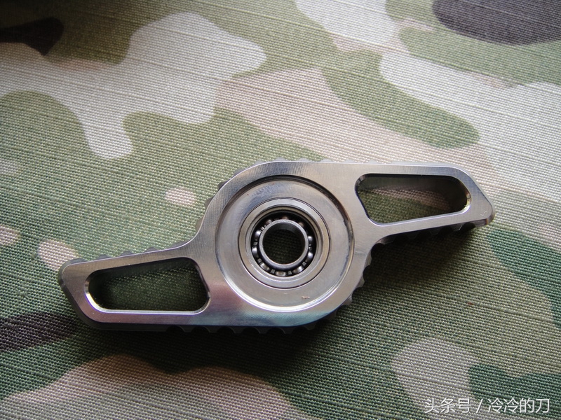 炫彩钛合金指尖陀螺,精致小巧炫酷指尖陀螺